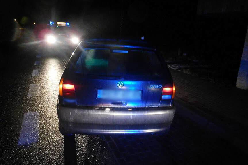 Kierowca był tak pijany, że zasnął za kierownicą