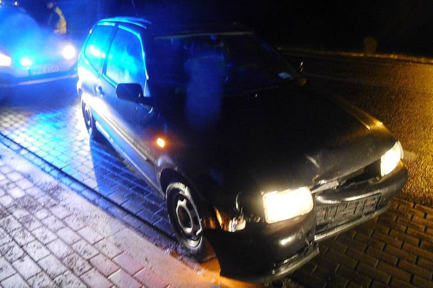 Kierowca był tak pijany, że zasnął za kierownicą