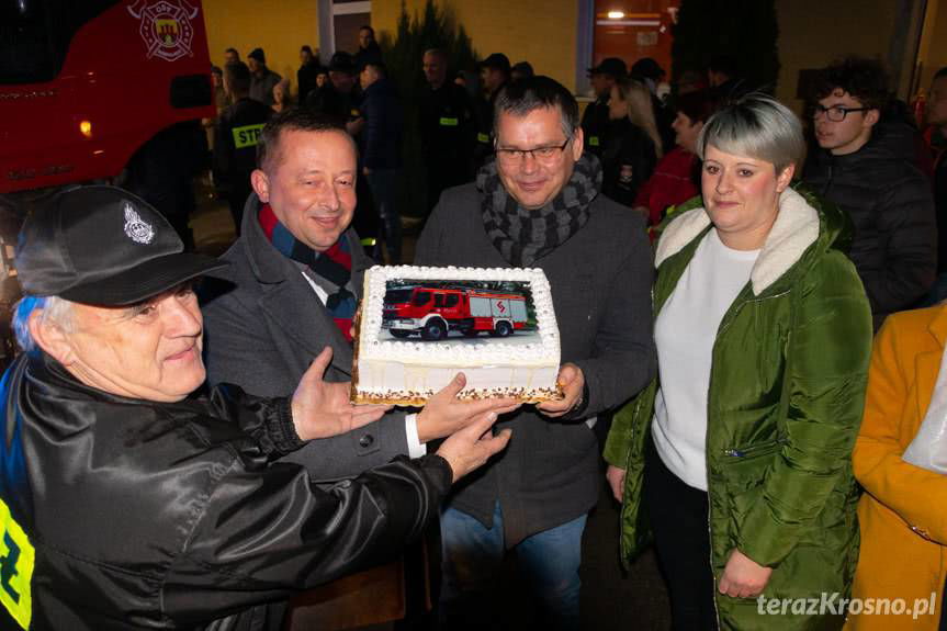 Strażacy z Kobylan przywitali nowy wóz