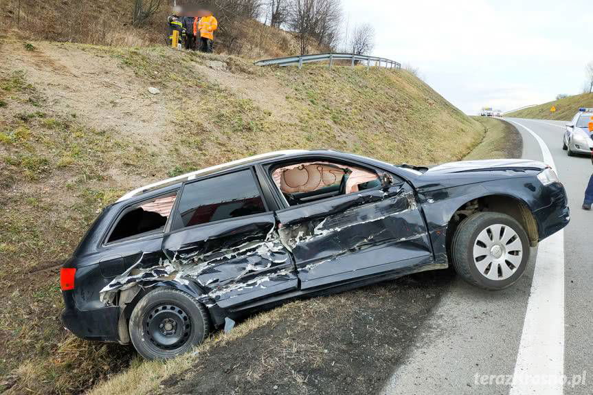 Wypadek w Rogach. Zderzenie samochodu z maszyną budowlaną