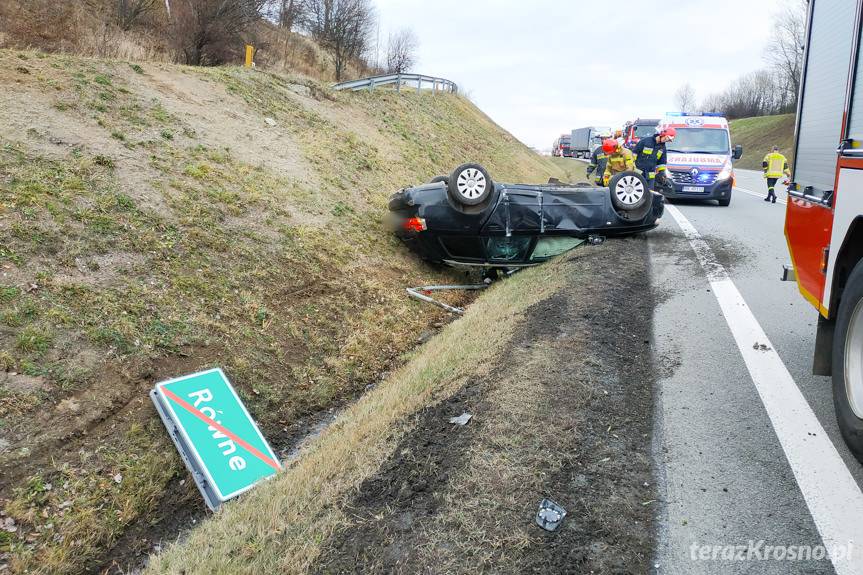 Wypadek w Rogach. Zderzenie samochodu z maszyną budowlaną