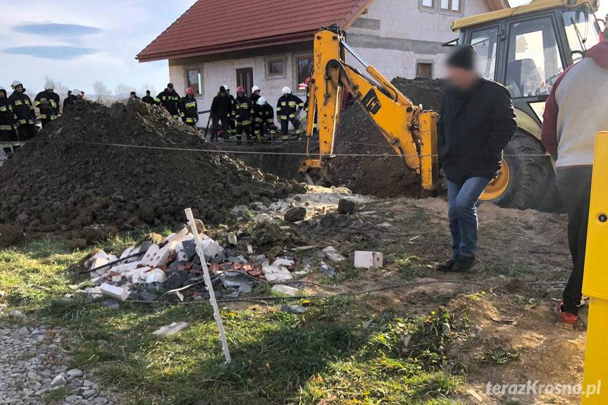 REGION. Mężczyzna przysypany w wykopie w Odrzechowej