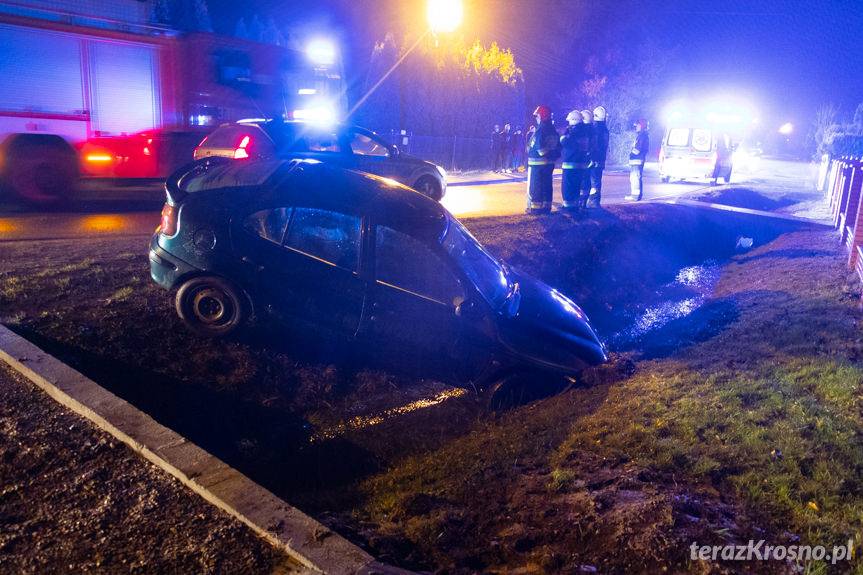 Wypadek w Targowiskach, renault wbiło się w rów