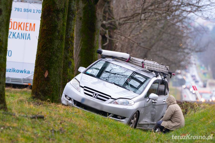 Kolizja na Bieszczadzkiej, honda poza drogą