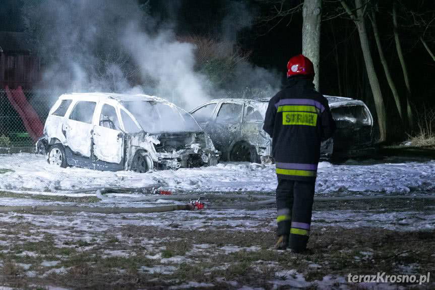 Nocny pożar samochodów w Nadolu