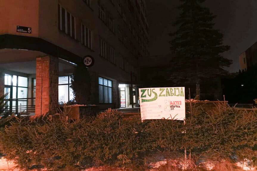 Protest przed inspektoratem ZUS w Krośnie