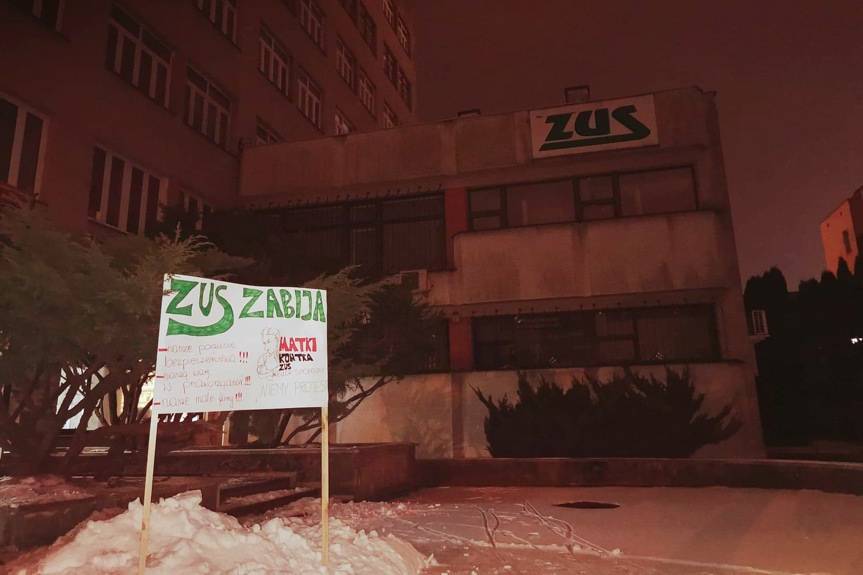 Protest przed inspektoratem ZUS w Krośnie