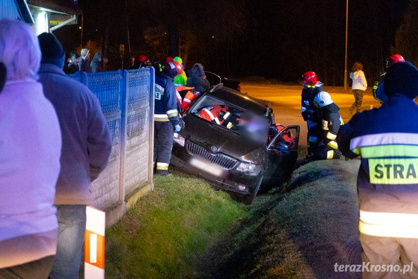 Żarnowiec. Skoda w rowie, kierowca w szpitalu