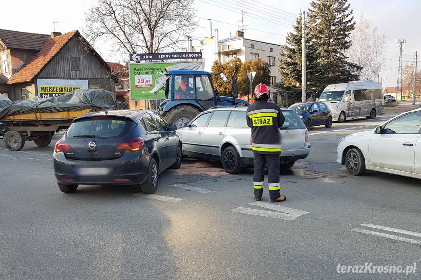 Kolizja opla i volkswagena na skrzyżowaniu