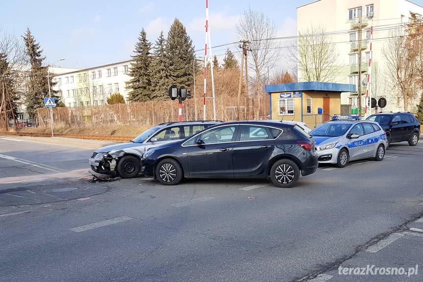 Kolizja opla i volkswagena na skrzyżowaniu