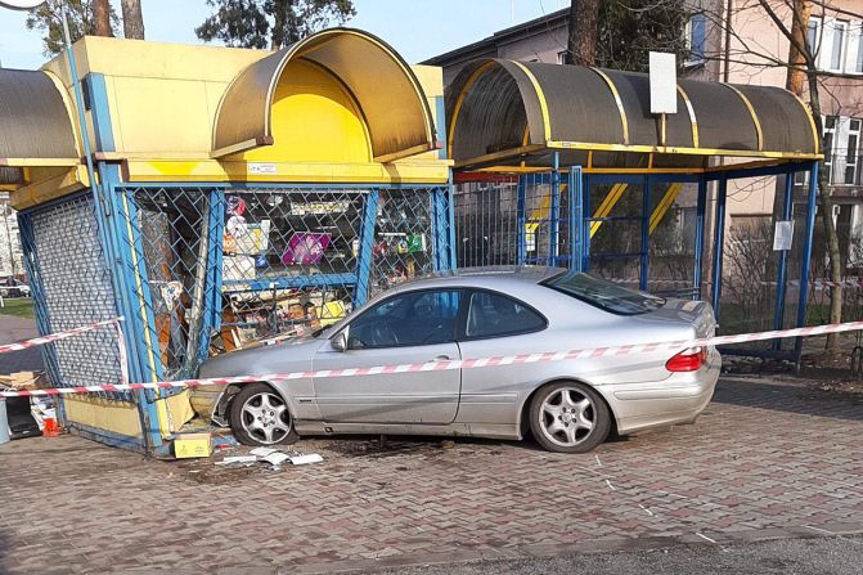 REGION. Uderzył mercedesem w kiosk, nie żyje 85-latek