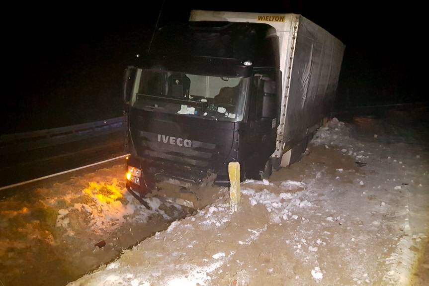 Ciężarówka wypadła z drogi