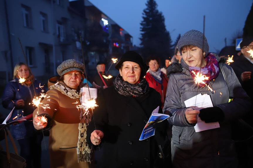 Kolędowanie przy szopce w Jedliczu
