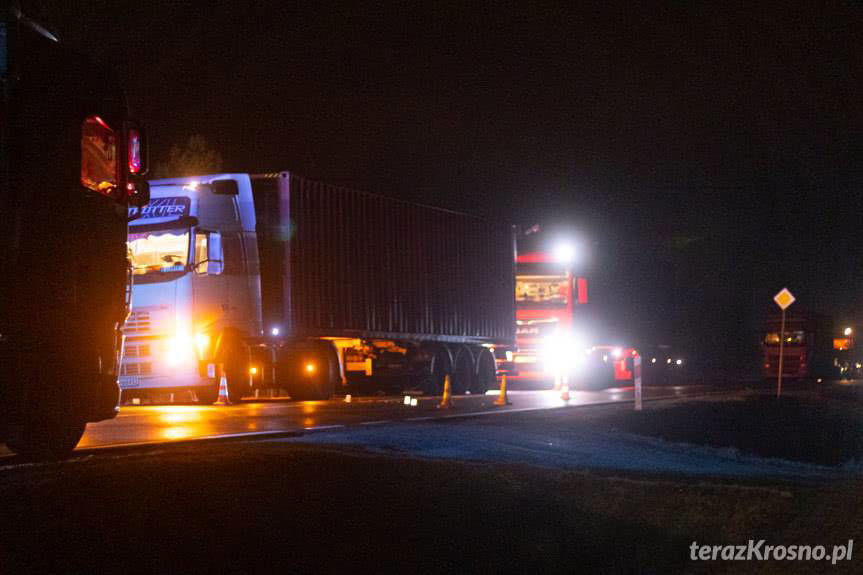 Pustyny. Mężczyzna w kałuży krwi