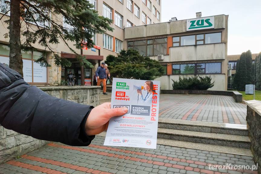 Strajk ulotkowy pod inspektoratem ZUS w Krośnie