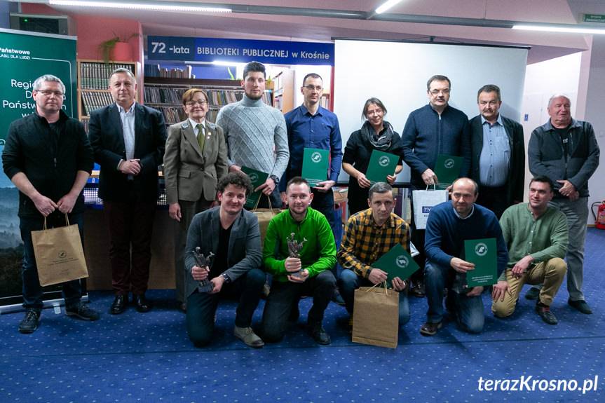 Leśna wystawa w KBP w Krośnie. Niezwykła historia zwycięskiego zdjęcia