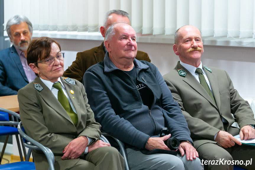 Leśna wystawa w KBP w Krośnie. Niezwykła historia zwycięskiego zdjęcia