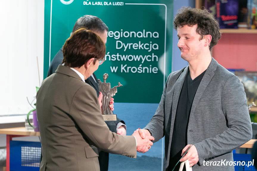 Leśna wystawa w KBP w Krośnie. Niezwykła historia zwycięskiego zdjęcia