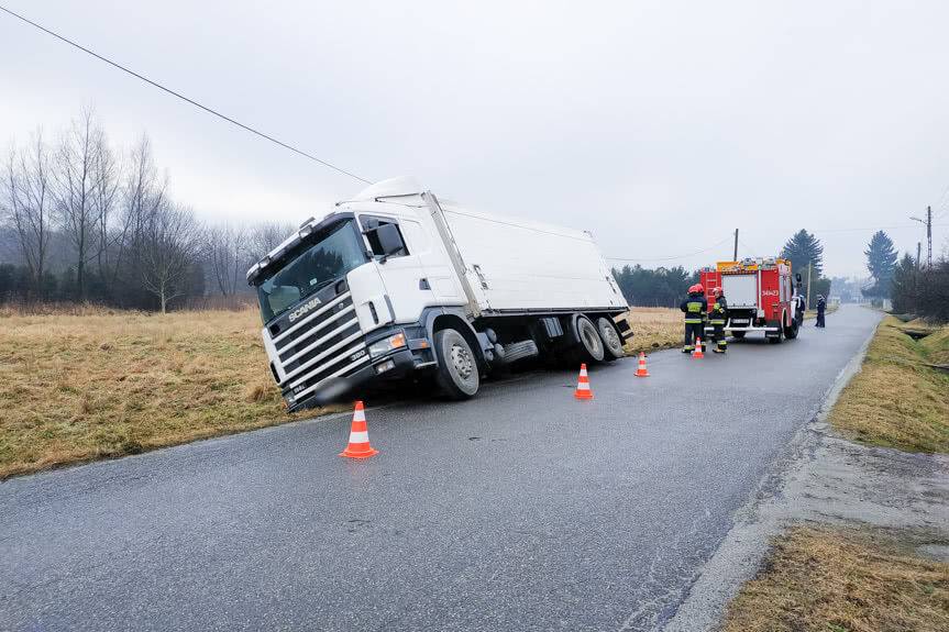Ciężarówka zjechała do rowu