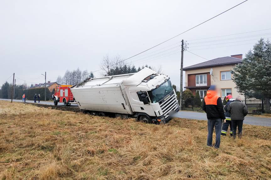 Ciężarówka zjechała do rowu