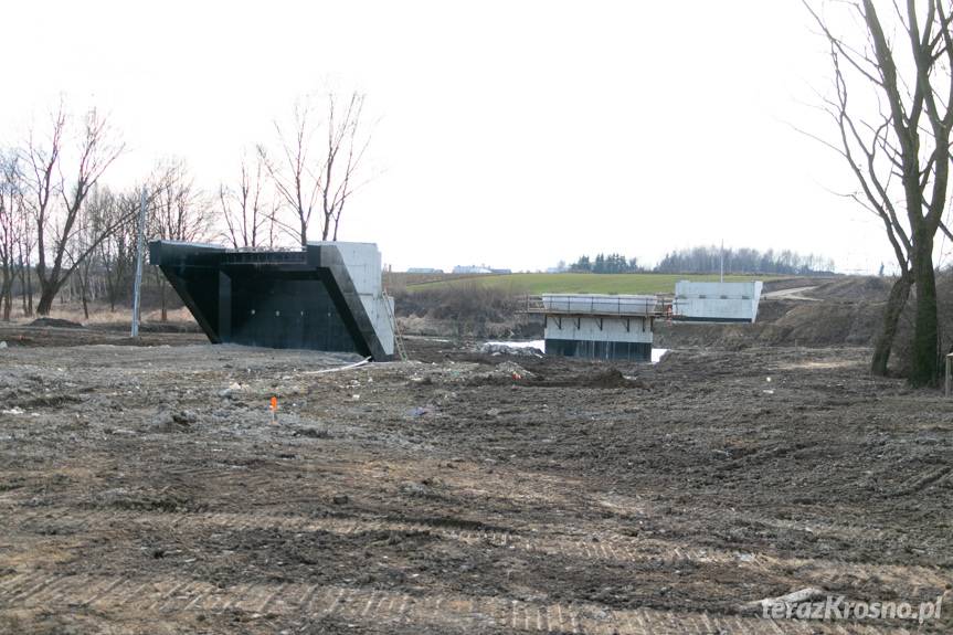 Budowa mostu w Wojkówce idzie pełną parą