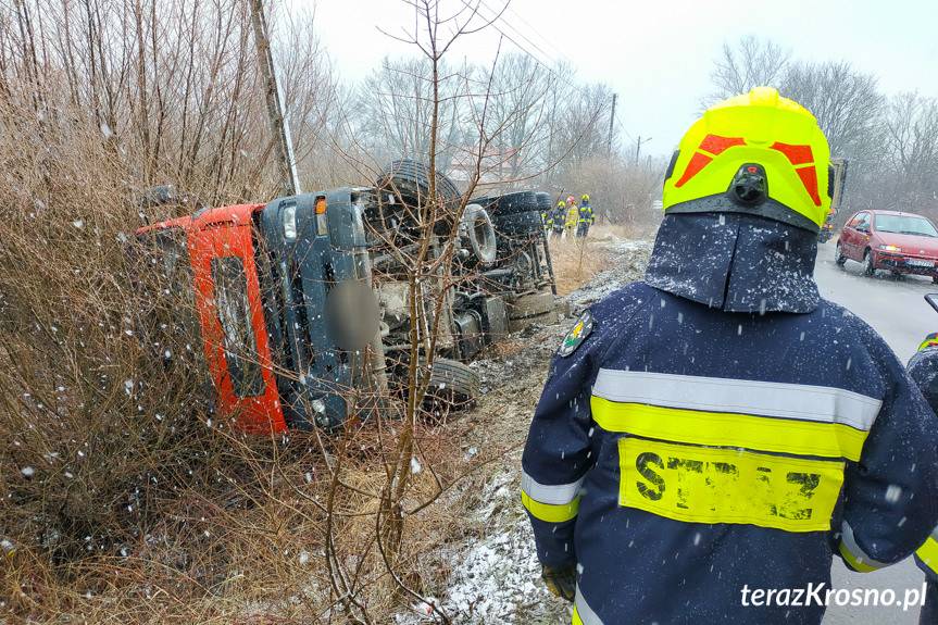Ciężarówka na boku. "Złapała pobocze"