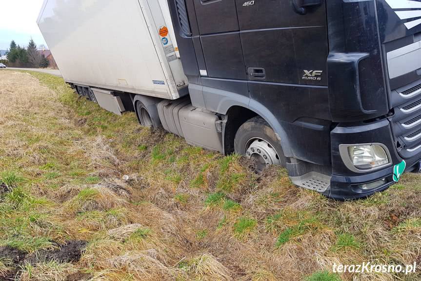 Tir ugrzązł w Zręcinie