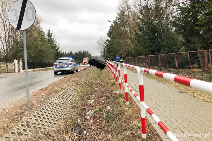 Kolizja w Iwoniczu, toyota na boku