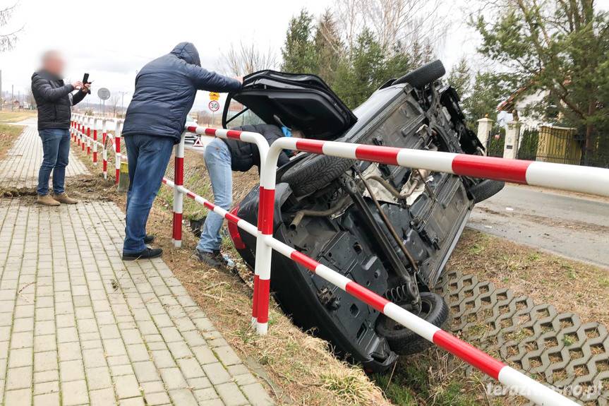 Kolizja w Iwoniczu, toyota na boku