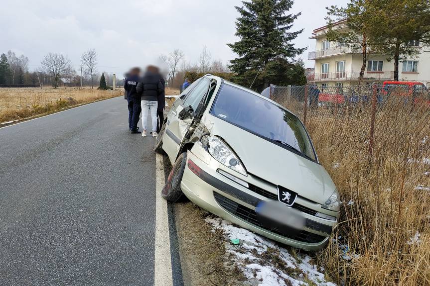 Zderzenie w Bóbrce, peugeot w rowie
