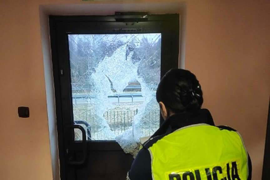 REGION. Siekierą uszkodził drzwi posterunku policji