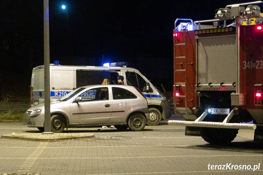 Wypadek na parkingu, potrącony młody mężczyzna