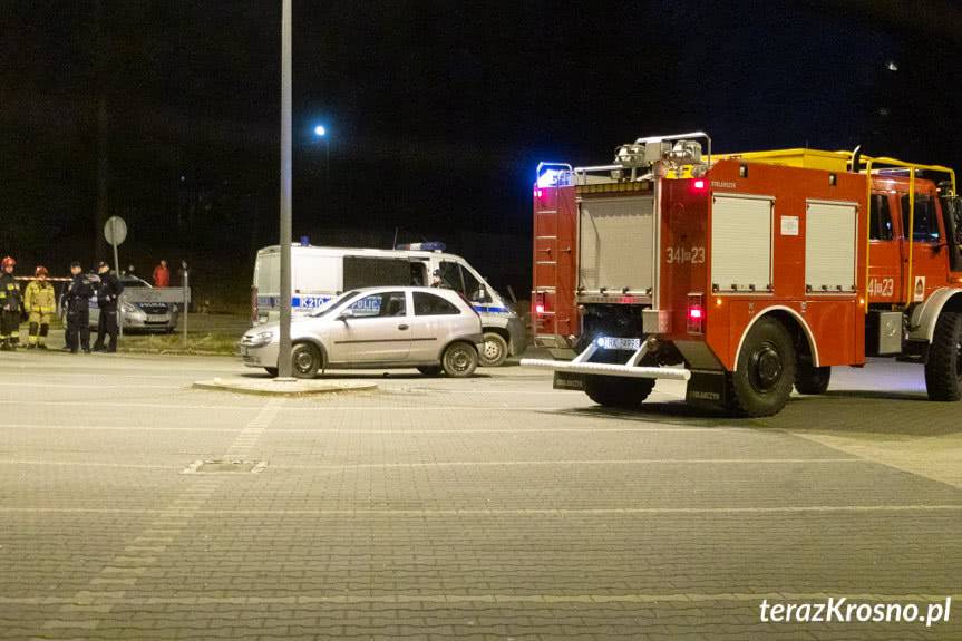 Wypadek na parkingu, potrącony młody mężczyzna