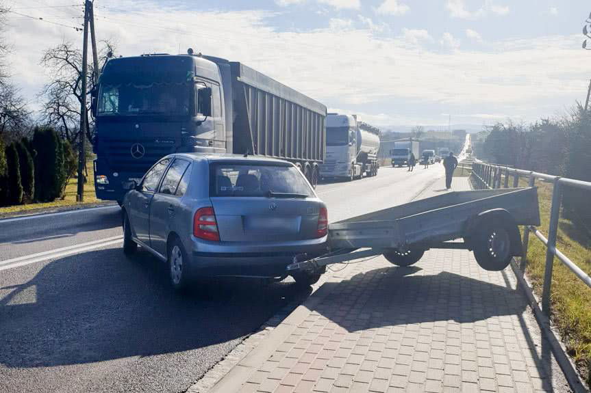 REGION. Zderzenie peugeota i skody w Jabłonicy Polskiej
