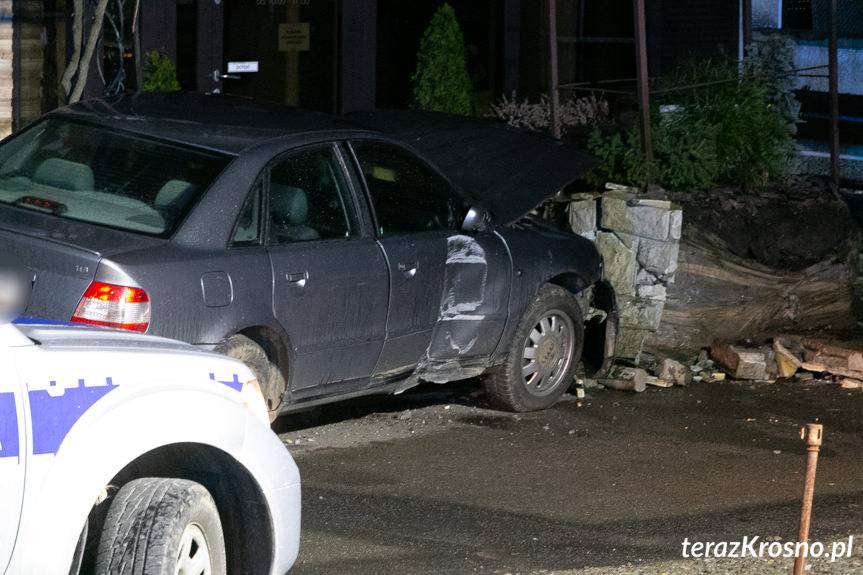 Audi uderzyło w wiatę cukierni