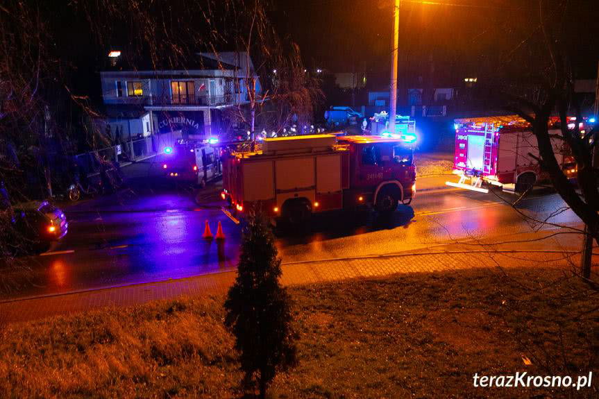 Audi uderzyło w wiatę cukierni