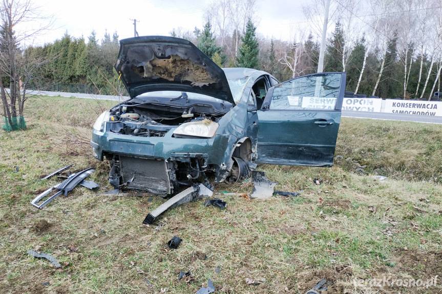 Kierowca forda zasnął za kierownicą i uderzył w przepust