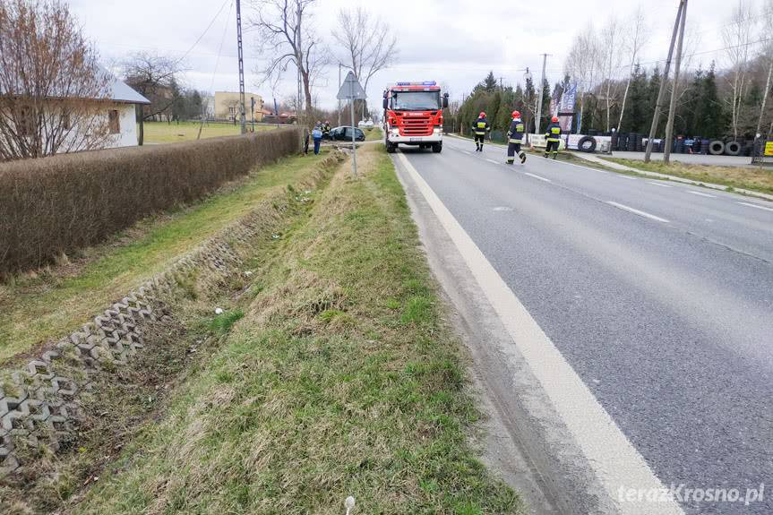 Kierowca forda zasnął za kierownicą i uderzył w przepust