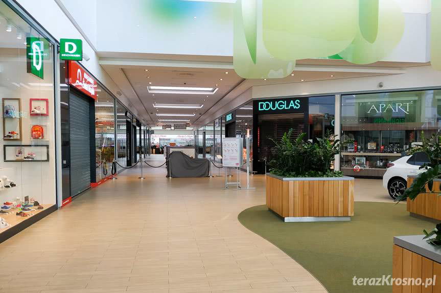 Opustoszałe galerie, mniej ludzi w supermarketach