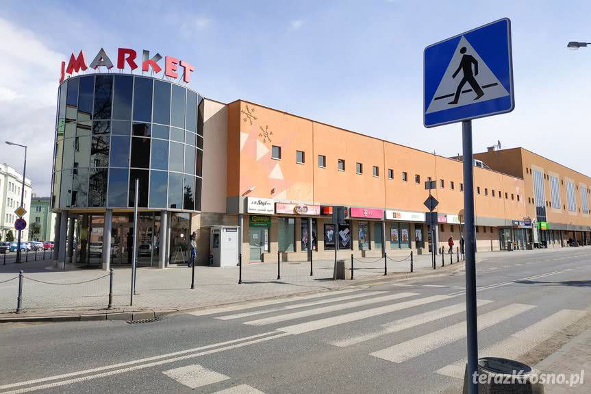 Opustoszałe galerie, mniej ludzi w supermarketach