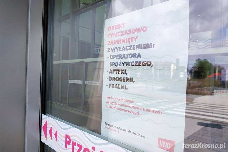 Opustoszałe galerie, mniej ludzi w supermarketach