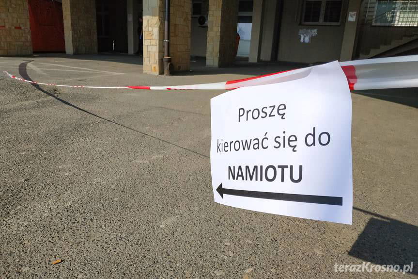 Namiot przy szpitalu w Krośnie