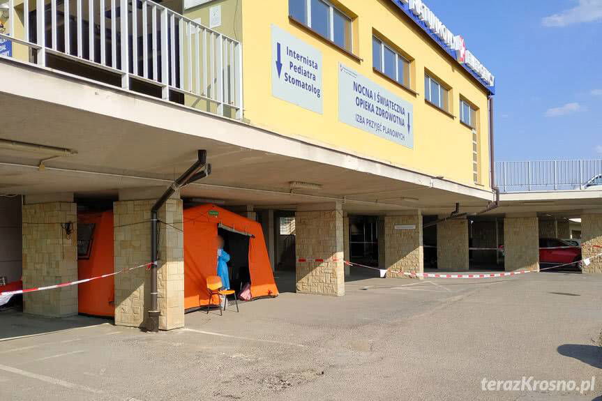 Namiot przy szpitalu w Krośnie