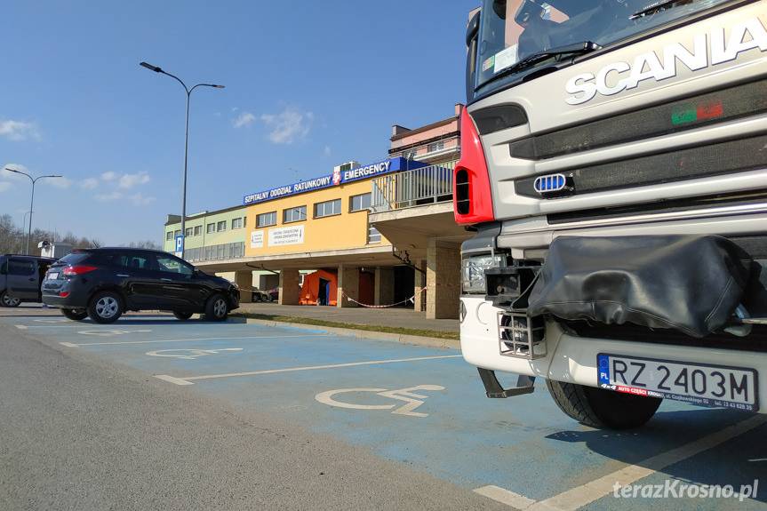 Namiot przy szpitalu w Krośnie