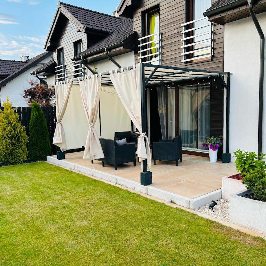 Zadaszenie w ogrodzie i na tarasie - sposób na funkcjonalną i przytulną przestrzeń przez cały rok