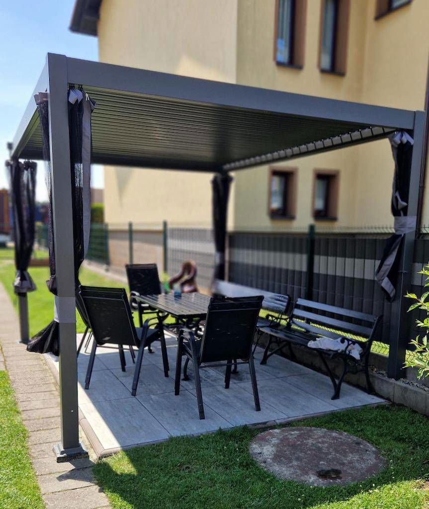 Zadaszenie w ogrodzie i na tarasie - sposób na funkcjonalną i przytulną przestrzeń przez cały rok