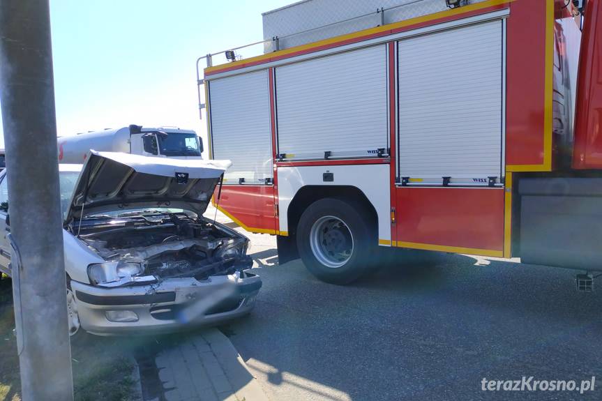Zderzenie na skrzyżowaniu w Krośnie. Sprawca uciekł pieszo