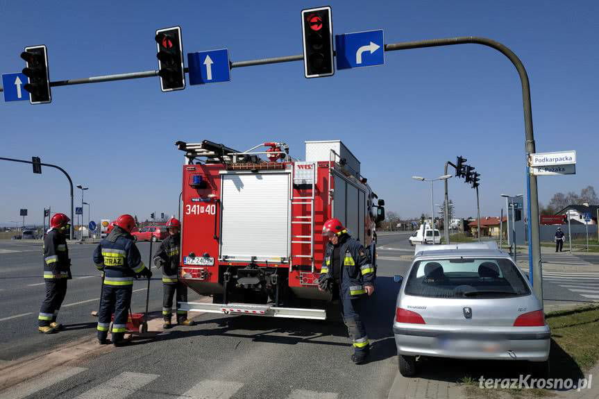 Zderzenie na skrzyżowaniu w Krośnie. Sprawca uciekł pieszo