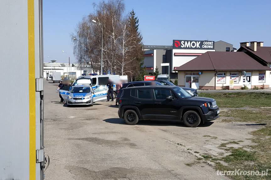 Zderzenie na skrzyżowaniu w Krośnie. Sprawca uciekł pieszo