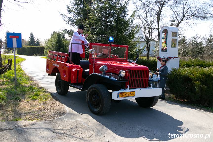 Błogosławieństwo pokarmów. Ksiądz przejechał przez Odrzykoń samochodem